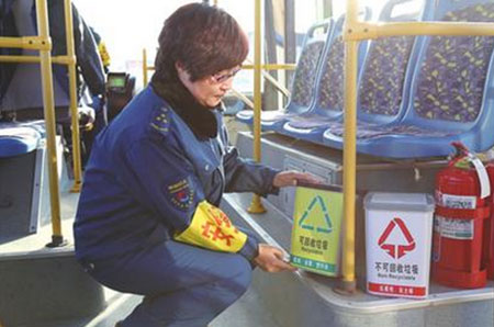公交車(chē)上耍無(wú)賴 竟用垃圾桶套司機(jī)頭上