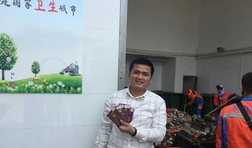 ?？谑忻駚G護(hù)照 環(huán)衛(wèi)工翻檢5噸垃圾找到