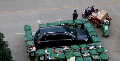 隨意亂停車，大爺搬垃圾桶怒攔私家車 