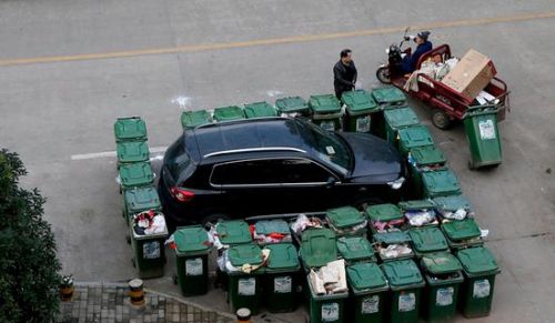 汽車(chē)被垃圾桶包圍是被惡搞還是得罪人了？