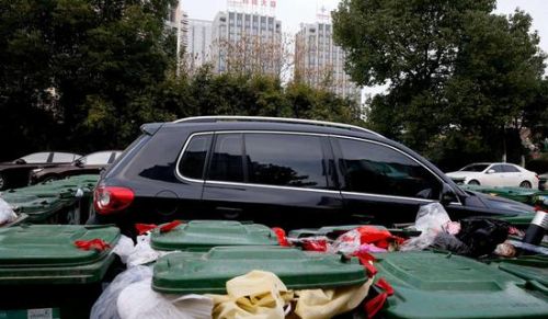汽車(chē)被垃圾桶包圍是被惡搞還是得罪人了？
