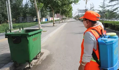 致敬環(huán)衛(wèi)工人，細心消除垃圾桶邊的蚊蠅
