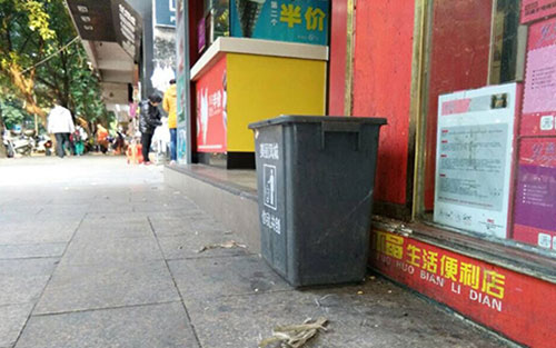 垃圾桶當(dāng)足球踢？！城區(qū)大半年累計丟近千個垃圾桶